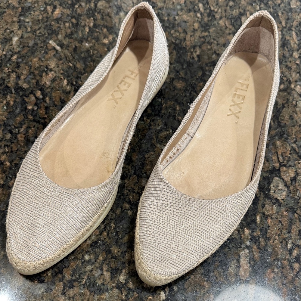 THE FLEXX Beige Textured Flats